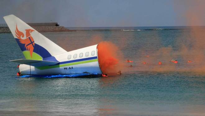 Passengeri in fuga da... un aereo finto. Si tratta di una semplice esercitazione, organizzata dall'aeroporto di Bali (Lisnawati / AP)