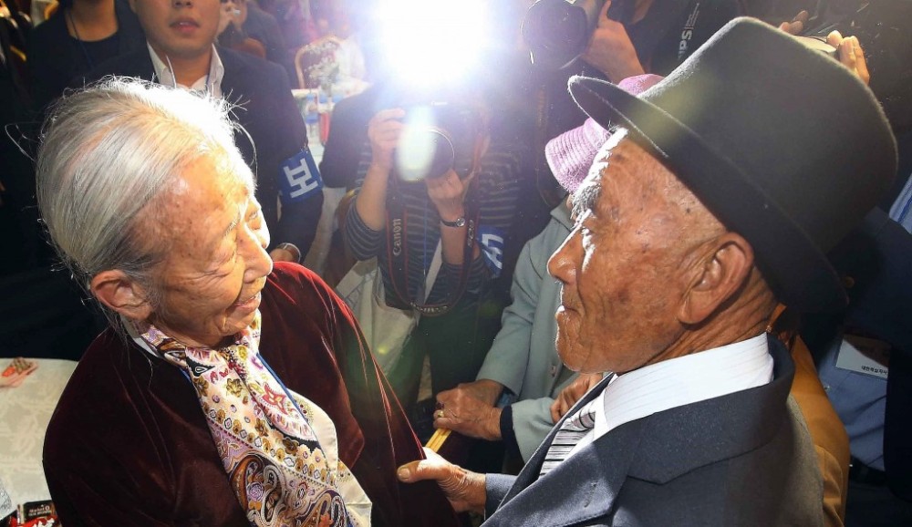 Dopo tante lacrime, un sorriso: quello che la sudcoreana Lee Soon-kyu (85 anni) rivolge al marito nordcoreano Oh In-se (83 anni).