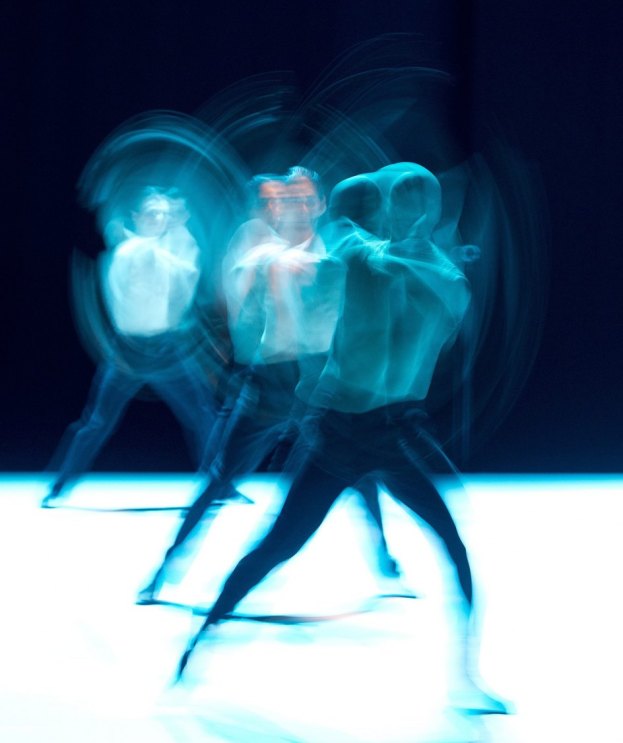 Queste spettacolari fotografie a bassa velocità ritraggono ballerini della compagnia Gauthier in un'esibizione a Stoccarda.