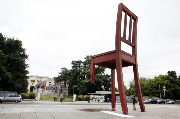 Non una semplice sedia, l'opera d'arte che campeggia davanti alla sede dell'ONU di Ginevra: l'autore, Daniel Berset, l'ha realizzata per le vittime delle mine antiuomo.