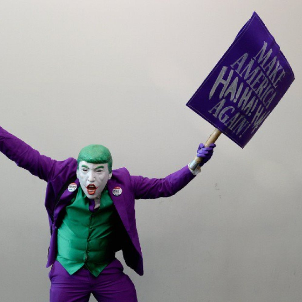 Al Comic-Con di San Diego, un cosplayer realizza un ibrido Trump-Joker.