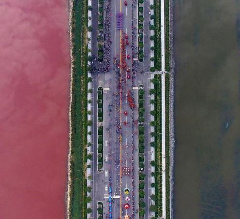 Per una qualche misteriosa ragione, il lago salato di Yunsheng in CIna si è tinto di rosso.... a metà.