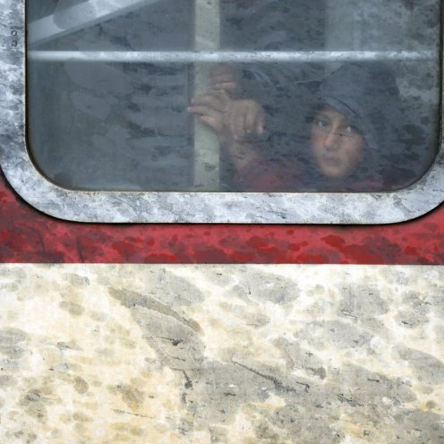In Macedonia, un treno trasporta i migranti in arrivo dalla Grecia.