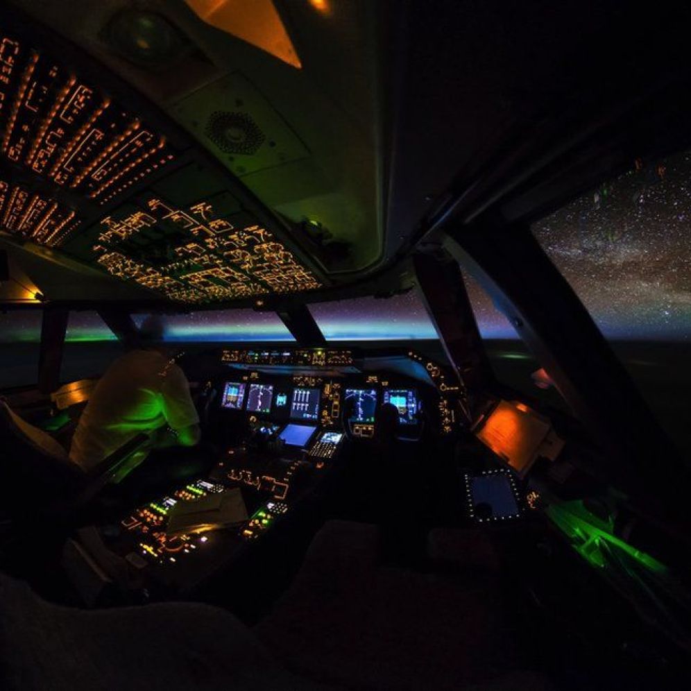 _95131784_boeing-747-cockpit-aurora-night-sunrise-galaxy-milkyway-stars-vanheijst_1600px