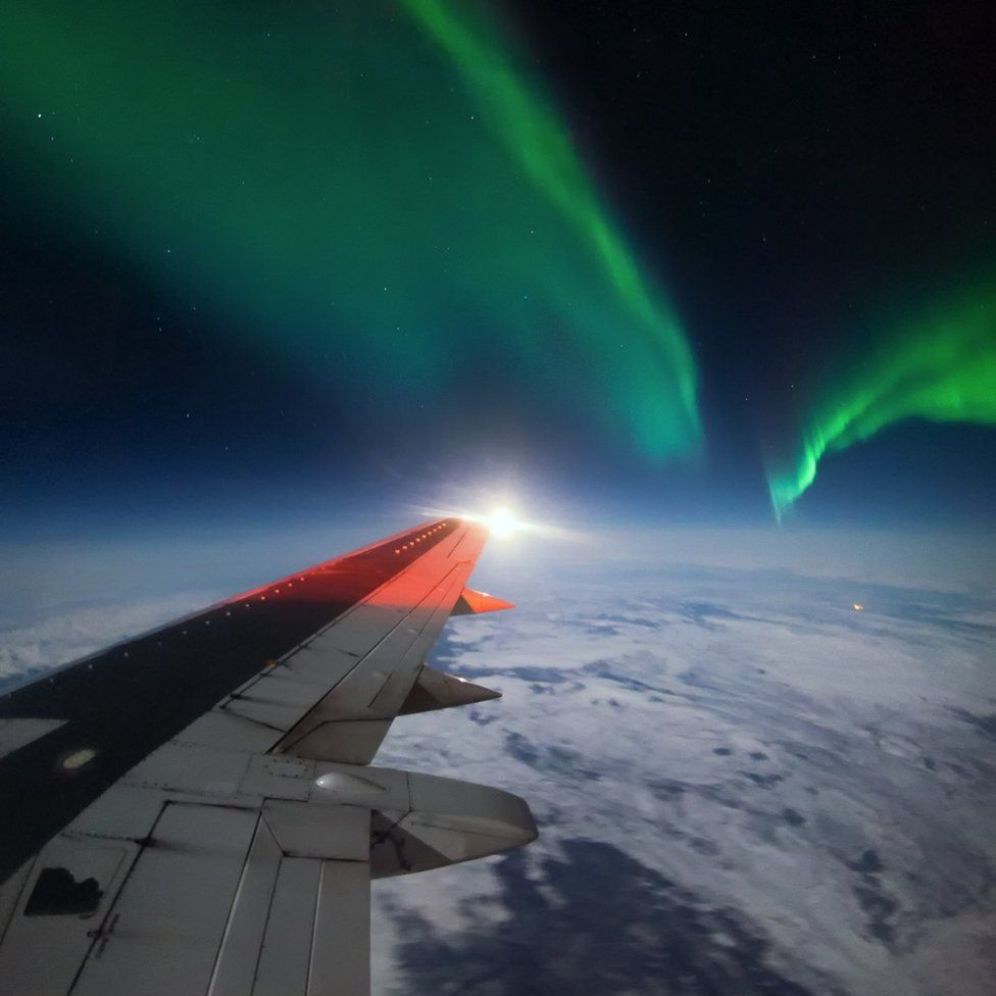 _95132098_aurora-borealis-northern-lights-737-wing-alaska_1600px