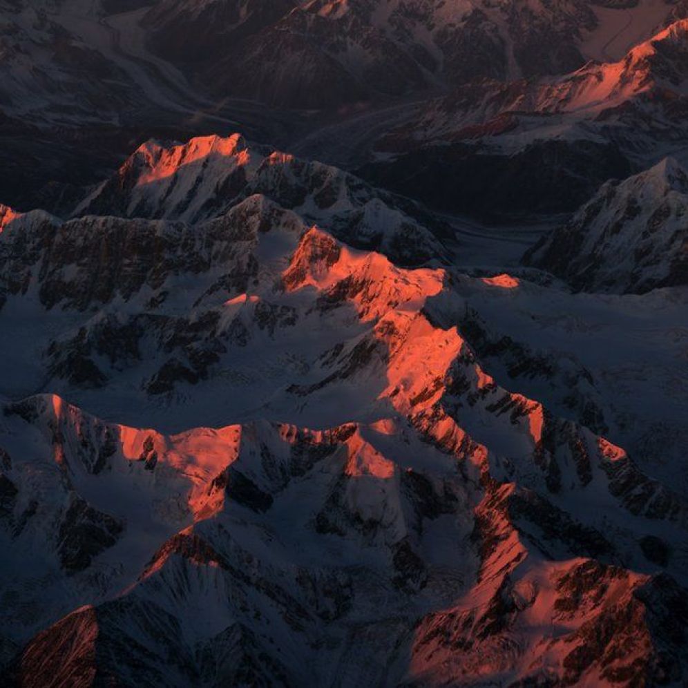 _95132138_china-himalaya-sunset-snow-mountains-orange-light-pink-vanheijst_1600px