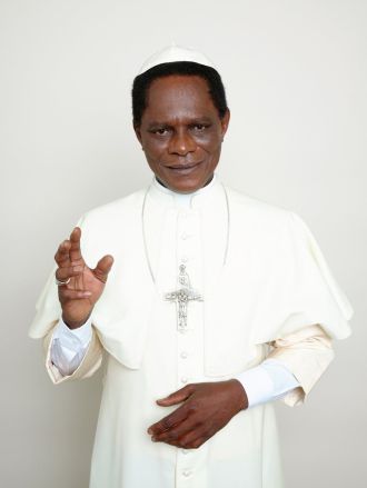 Con una serie sul "papa nero" Samuel Fosso, originario del Camerun, sembra voler chiedere quando un africano guiderà la Chiesa.